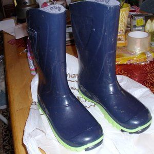 size 3 skeeper boots like a muck boot